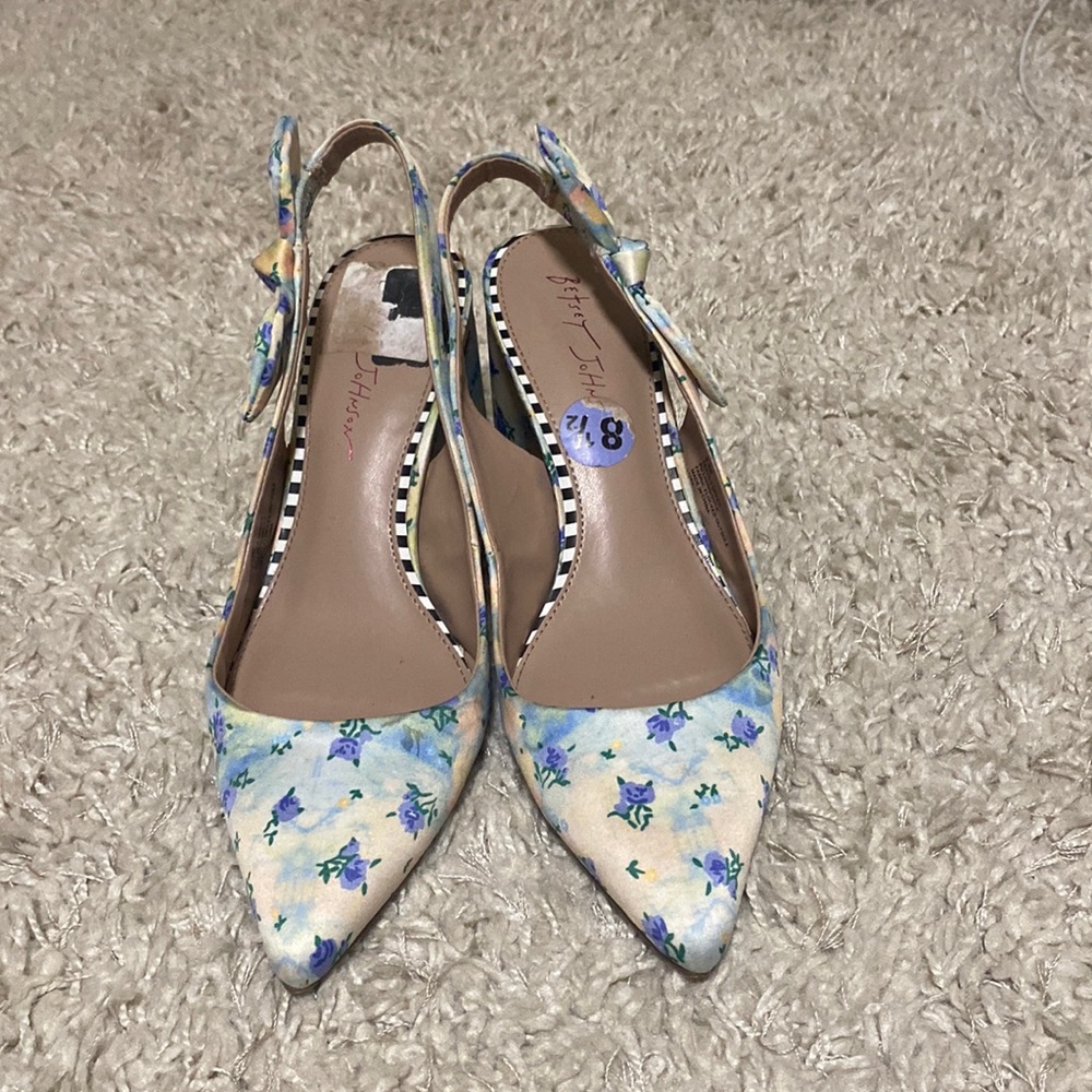 Floral circle heel